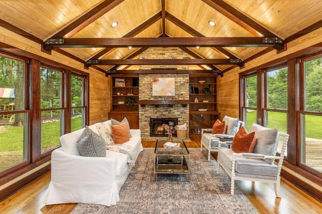 9837 N Auburn COURT, Mequon, WI 53092
