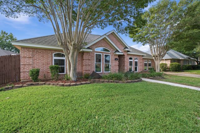 405 Montreal Drive, Hurst, TX 76054
