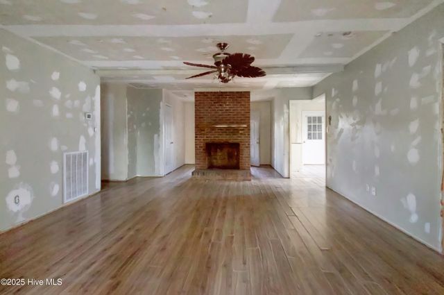 512 E Springhill Terrace, Jacksonville, NC 28546