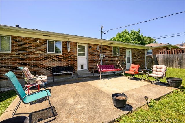 722 W Delaware Court, Sellersburg, IN 47172