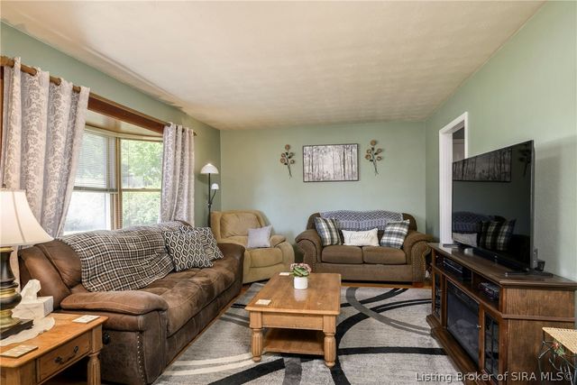 722 W Delaware Court, Sellersburg, IN 47172