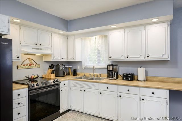 722 W Delaware Court, Sellersburg, IN 47172