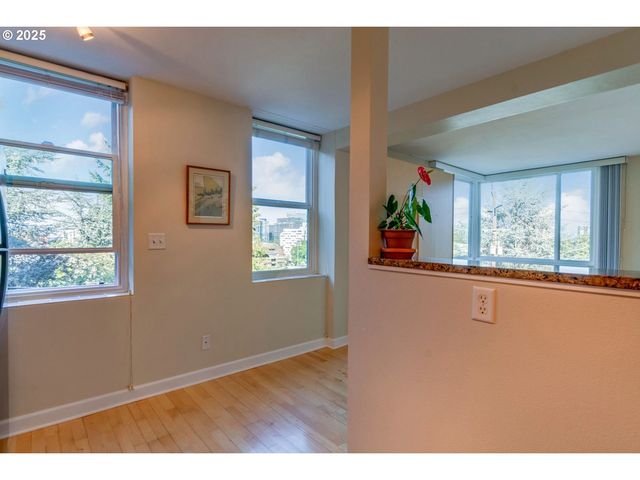 1205 Sw CARDINELL Dr 302, Portland, OR 97201
