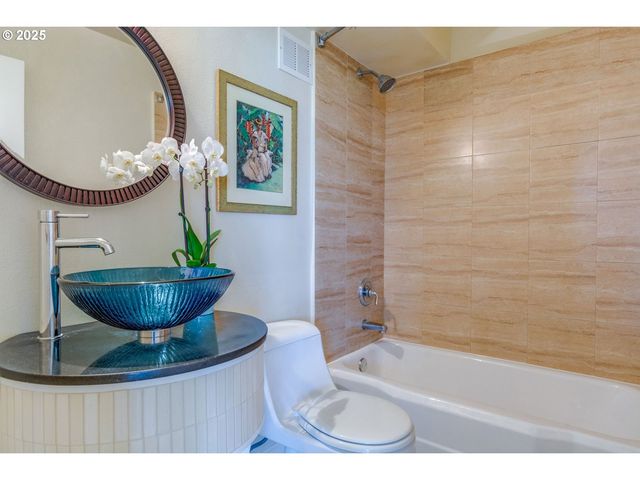 1205 Sw CARDINELL Dr 302, Portland, OR 97201