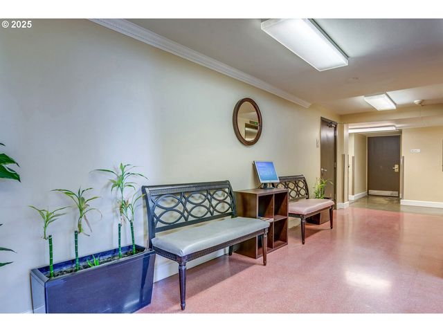 1205 Sw CARDINELL Dr 302, Portland, OR 97201