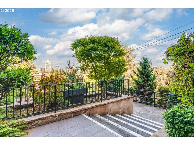 1205 Sw CARDINELL Dr 302, Portland, OR 97201