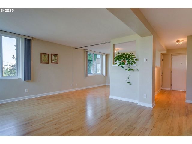 1205 Sw CARDINELL Dr 302, Portland, OR 97201