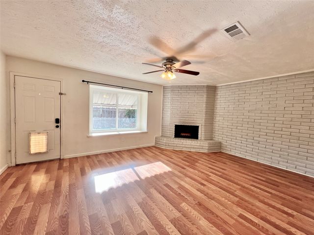 19 W Mountain Creek Drive, Grand Prairie, TX 75052