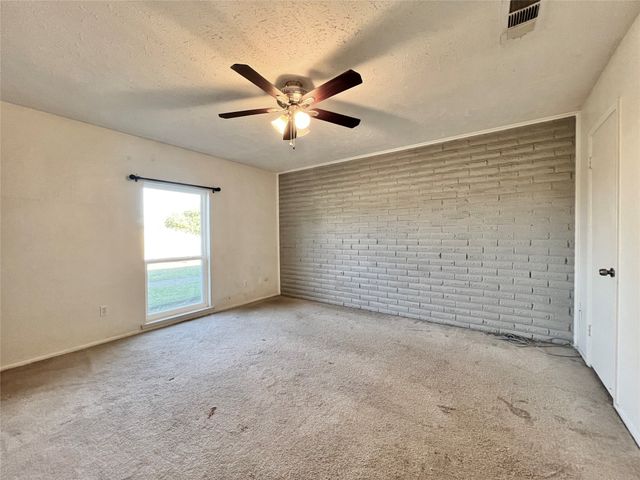 19 W Mountain Creek Drive, Grand Prairie, TX 75052