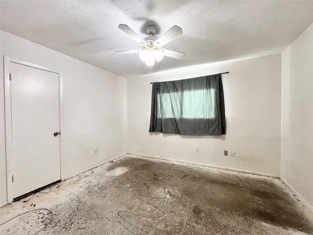 19 W Mountain Creek Drive, Grand Prairie, TX 75052