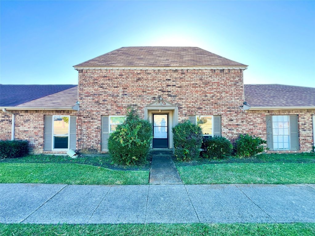 19 W Mountain Creek Drive, Grand Prairie, TX 75052