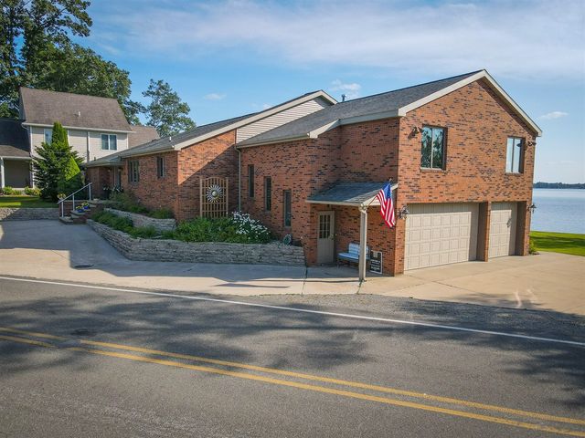 815 E Lake Mitchell Drive, Cadillac, MI 49601