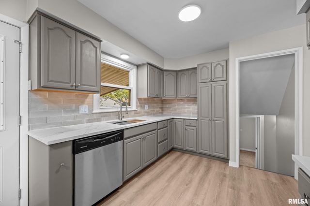 2625 HOLLY Drive, Bettendorf, IA 52722