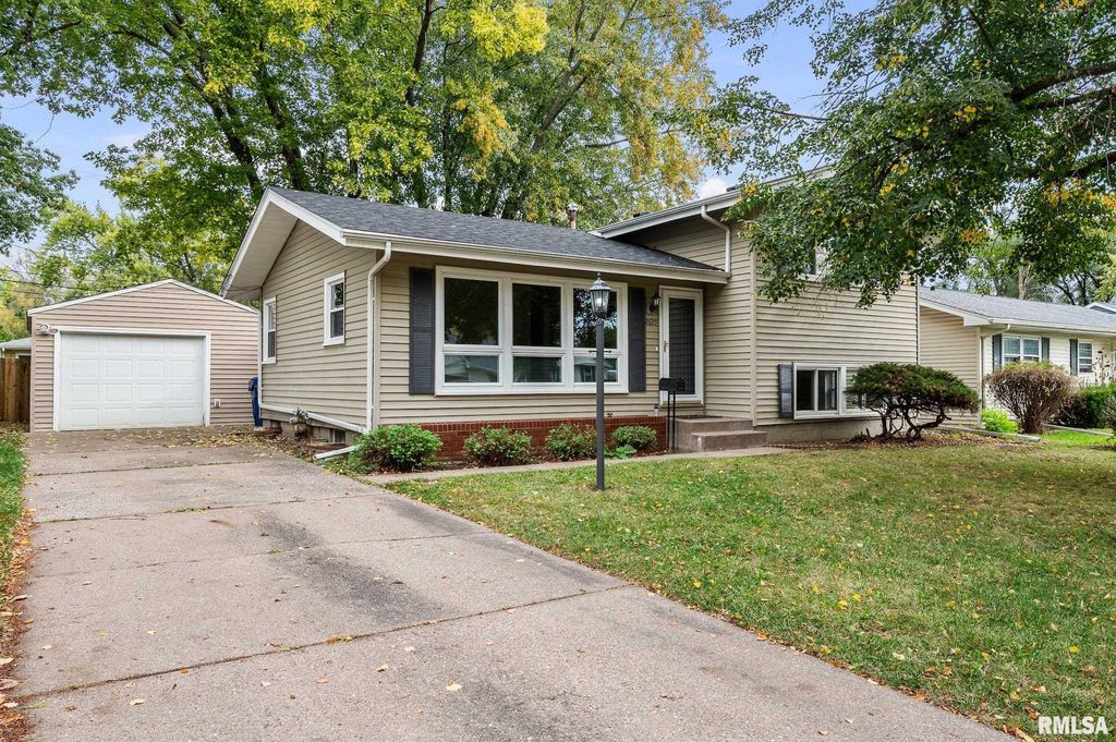 2625 HOLLY Drive, Bettendorf, IA 52722