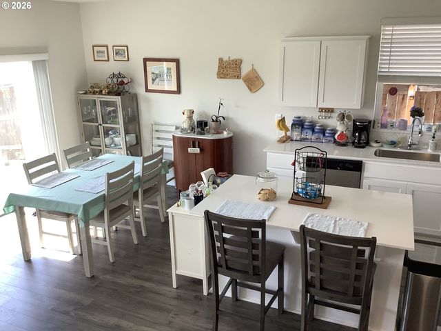 888 BEN BROWN Ln, Woodburn, OR 97071