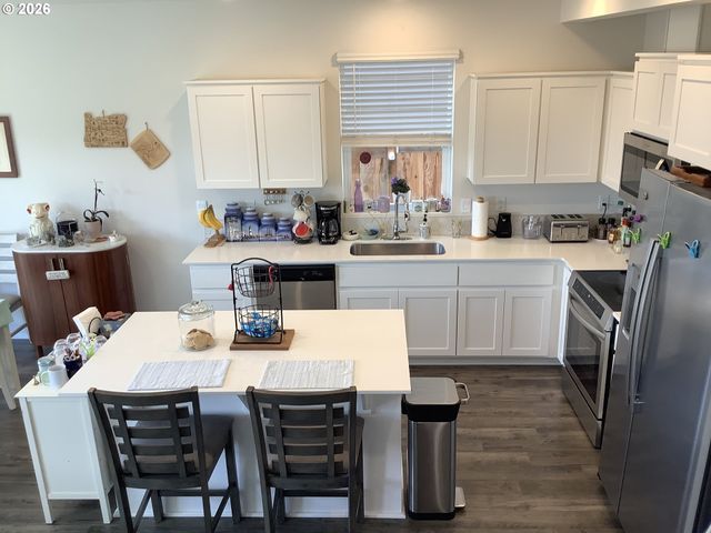 888 BEN BROWN Ln, Woodburn, OR 97071