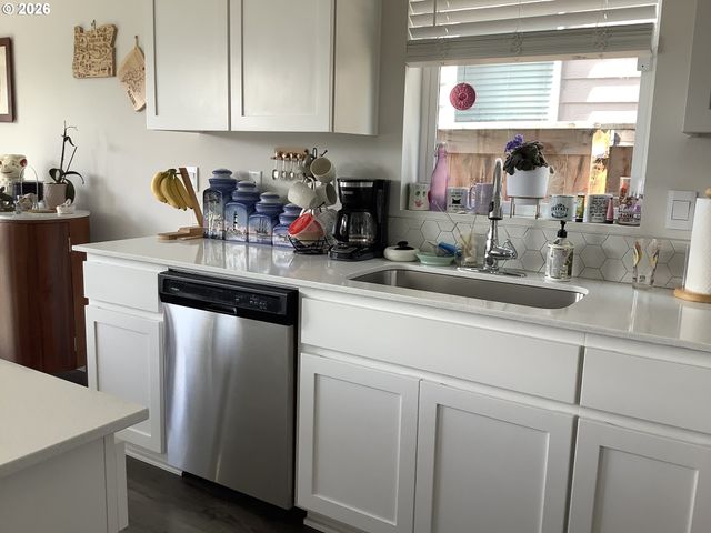 888 BEN BROWN Ln, Woodburn, OR 97071