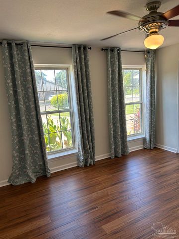 6852 Lake Joanne Dr, Pensacola, FL 32506