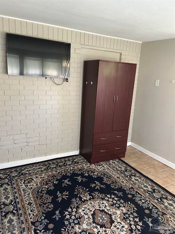 6852 Lake Joanne Dr, Pensacola, FL 32506