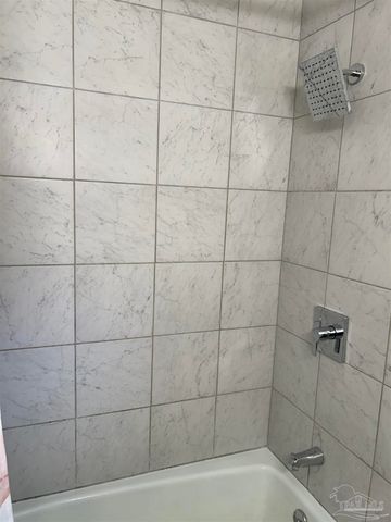 6852 Lake Joanne Dr, Pensacola, FL 32506