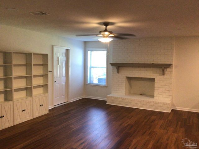 6852 Lake Joanne Dr, Pensacola, FL 32506