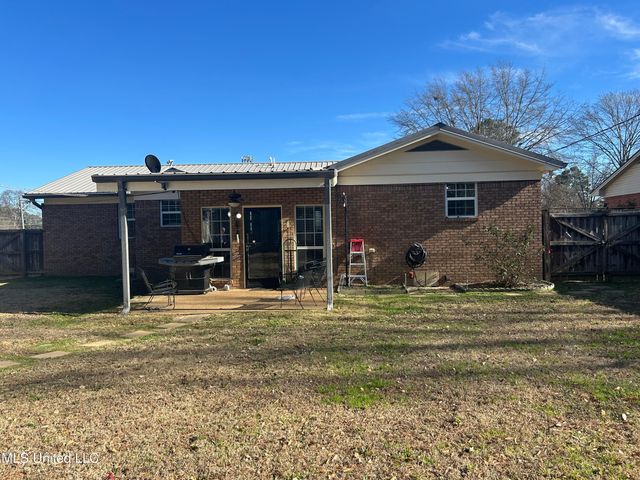 2049 Oakhurst Drive, Grenada, MS 38901
