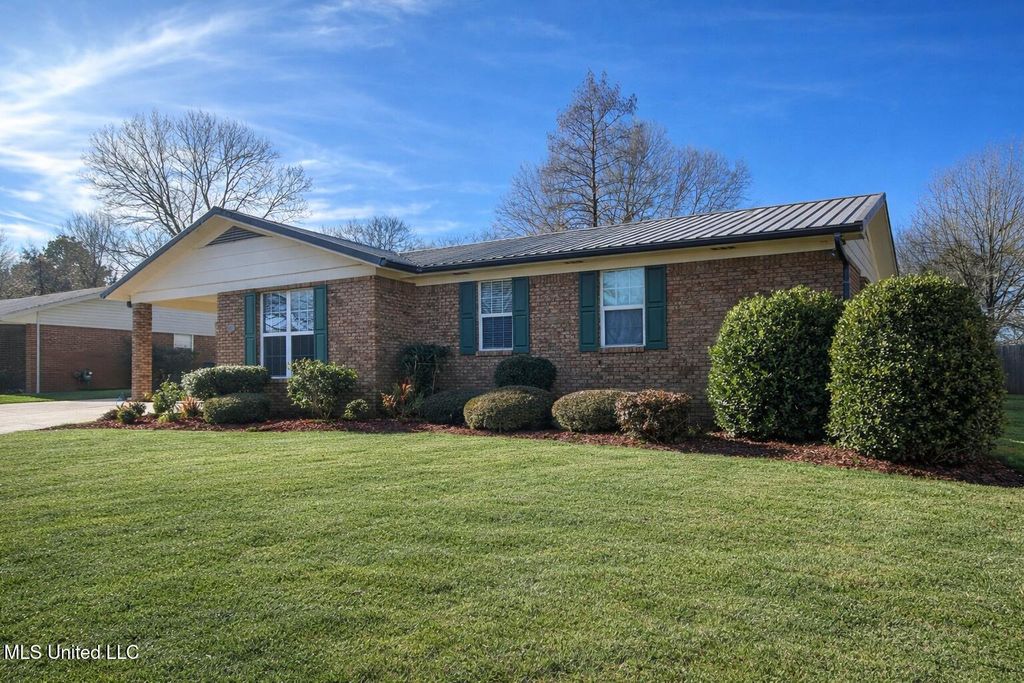 2049 Oakhurst Drive, Grenada, MS 38901