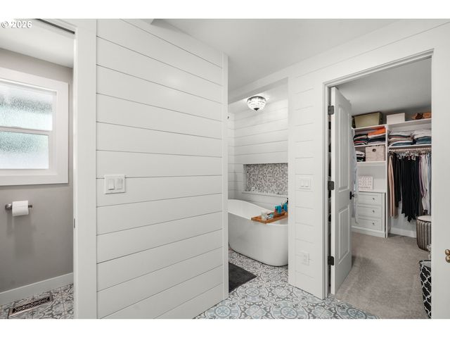 9770 Sw SERENA Way, Portland, OR 97224