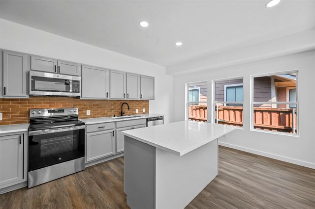 613 S Montreal Avenue, Dallas, TX 75208