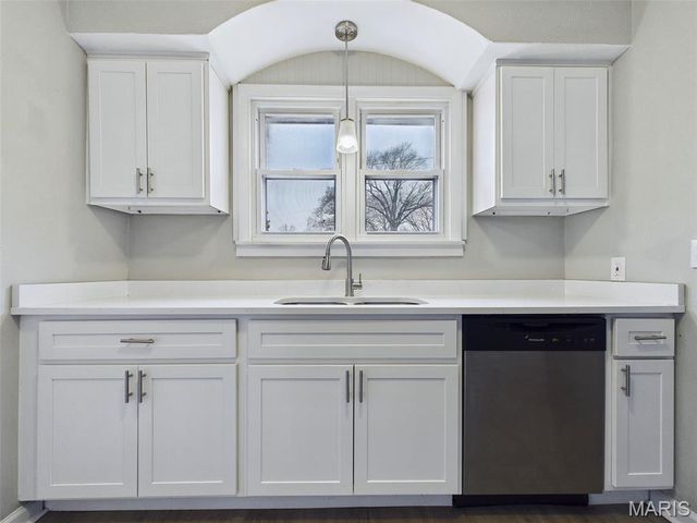 3201 Charlotte Court, Alton, IL 62002