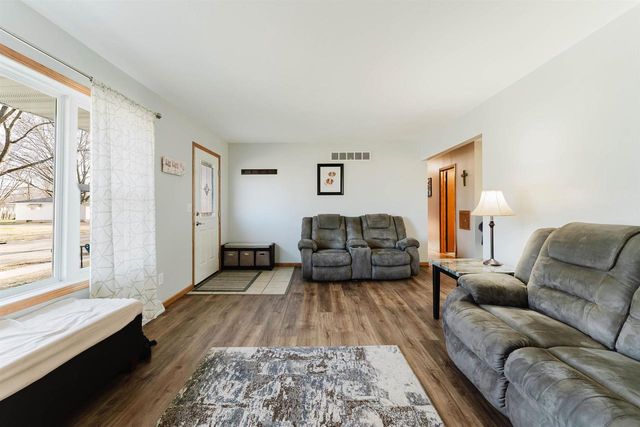 1425 W 3RD AVENUE, Oshkosh, WI 54902