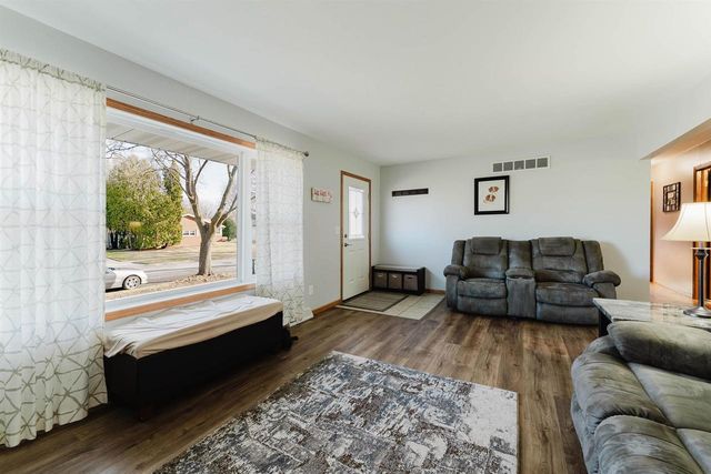 1425 W 3RD AVENUE, Oshkosh, WI 54902