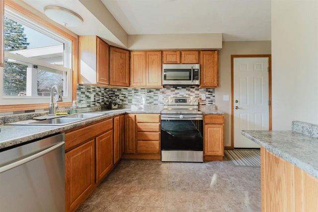 1425 W 3RD AVENUE, Oshkosh, WI 54902