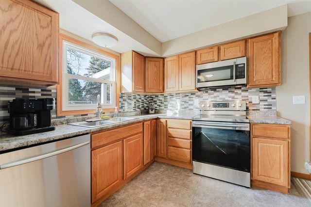 1425 W 3RD AVENUE, Oshkosh, WI 54902