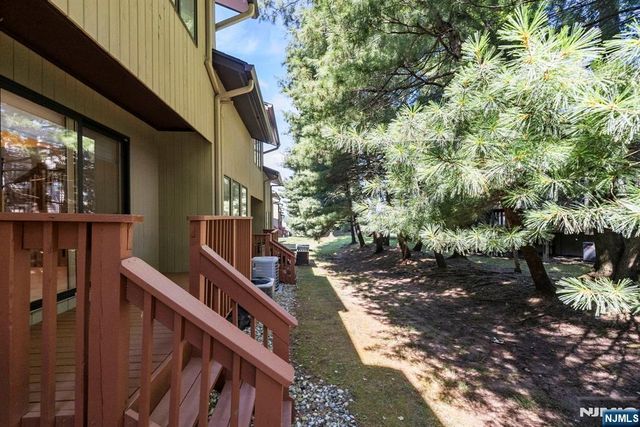 5 Wedgewood Drive, Woodland Park, NJ 07424