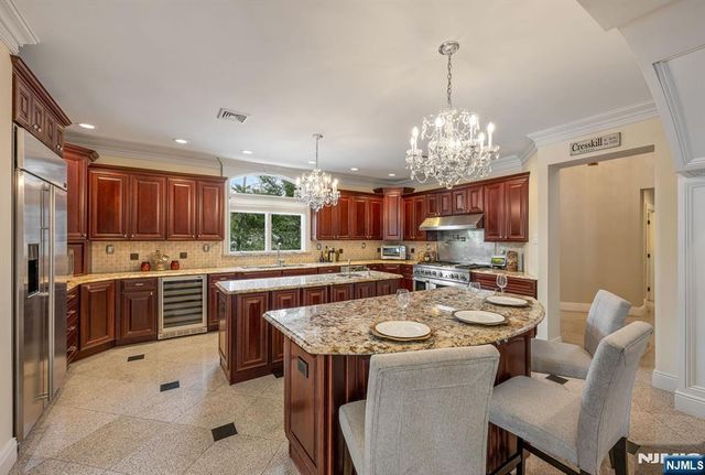 17 Jefferson Avenue, Cresskill, NJ 07626