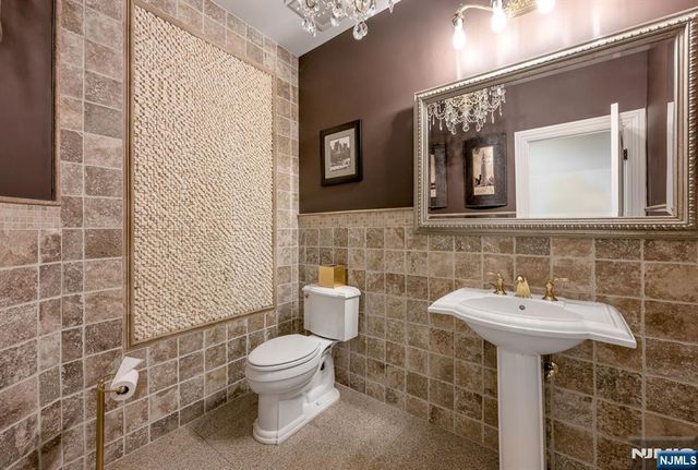 17 Jefferson Avenue, Cresskill, NJ 07626