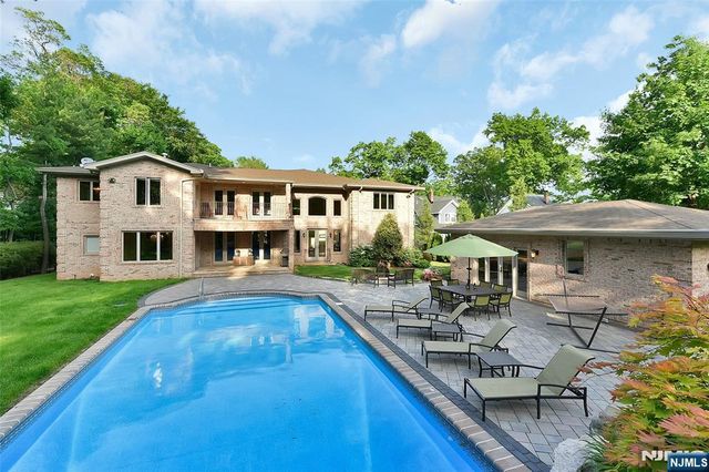 17 Jefferson Avenue, Cresskill, NJ 07626