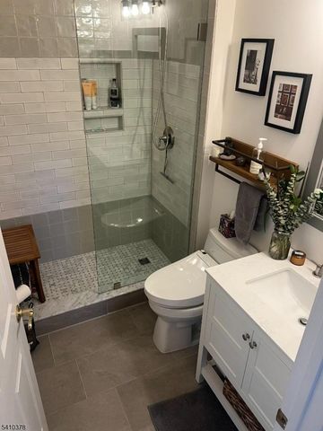 1 Vinson Dr, Raritan Twp., NJ 08822