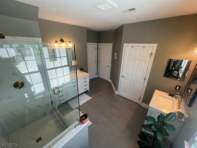 1 Vinson Dr, Raritan Twp., NJ 08822