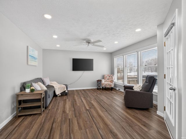 700 S Lakeside Dr Apt 6, Syracuse, IN 46567