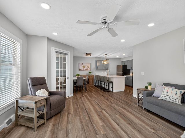 700 S Lakeside Dr Apt 6, Syracuse, IN 46567