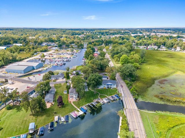 700 S Lakeside Dr Apt 6, Syracuse, IN 46567