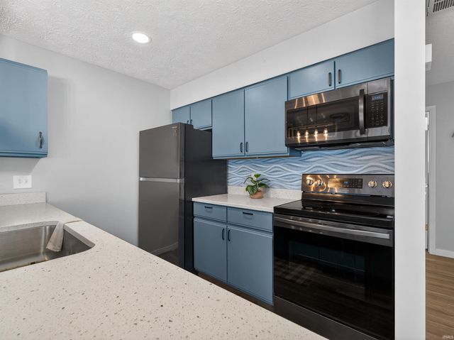 700 S Lakeside Dr Apt 6, Syracuse, IN 46567