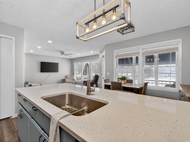 700 S Lakeside Dr Apt 6, Syracuse, IN 46567