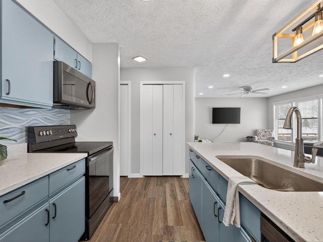 700 S Lakeside Dr Apt 6, Syracuse, IN 46567