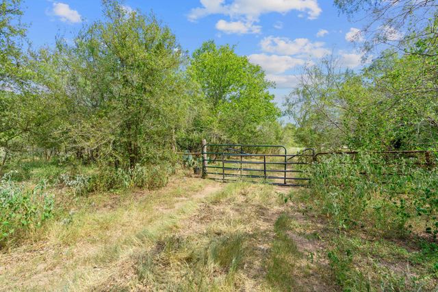 689 Chamberlin RD, Dale, TX 78616