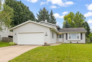 5201 W Dartmoor Drive, Mchenry, IL 60050