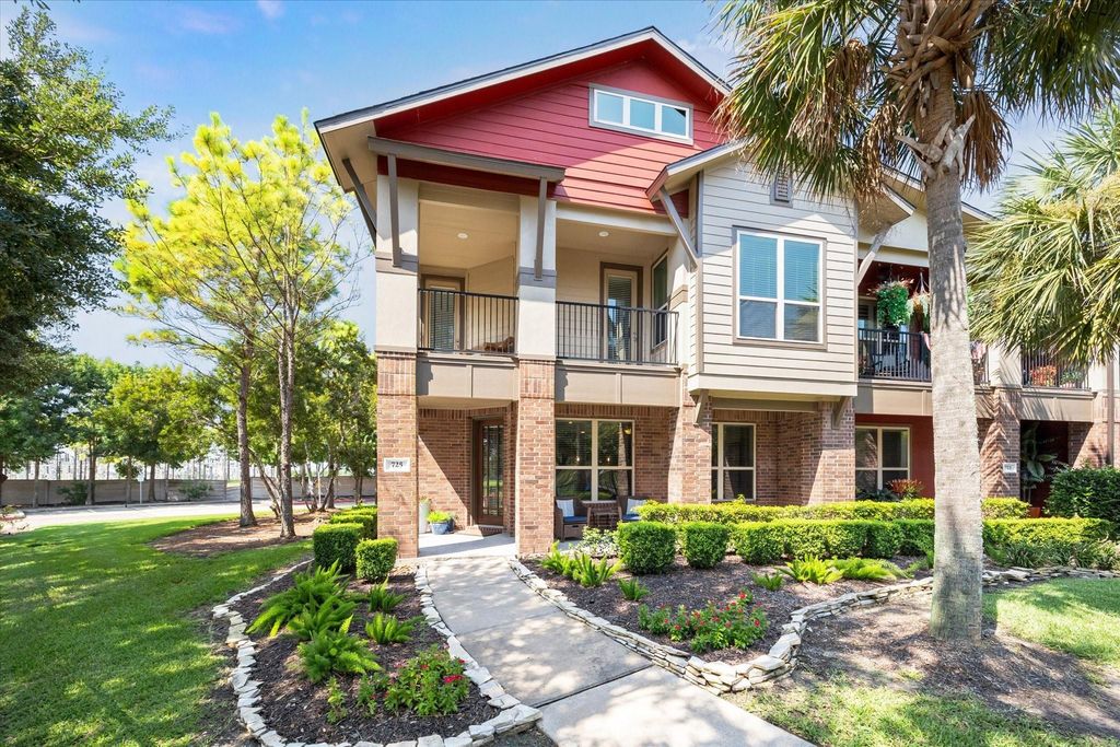 725 Via Lago Drive, Webster, TX 77598