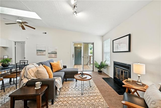 4242 Thalia Station CIR, Virginia Beach, VA 23452